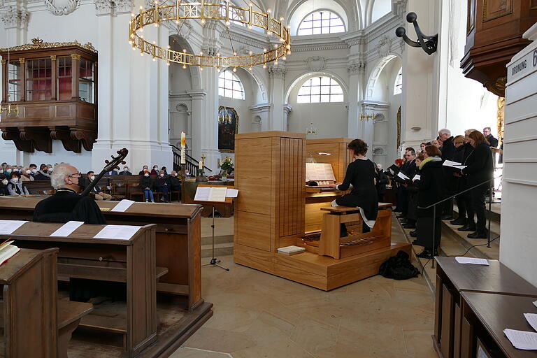 Kirchenmusikdirektorin Ingrid Kasper ließ die neue Chororgel der Stephanskirche erstmals erklingen.