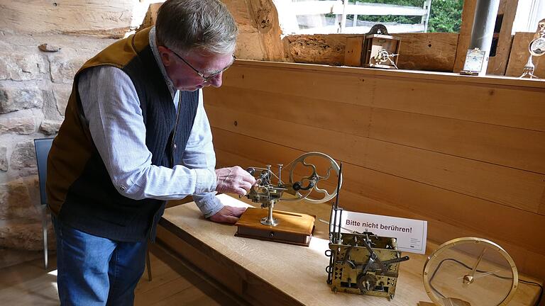 Karl-Hans Schüttler, ebenfalls ein Uhrensammler, hier an der Arrondiermaschine im Freilandmuseum.