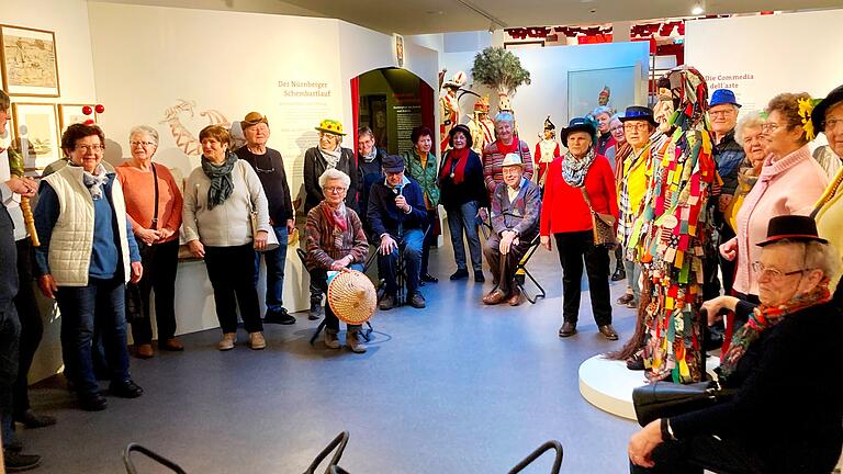 Die 'Generation plus' fühlte sich wohl zwischen Prinzen, Narren und Clowns im Fastnachtsmuseum.