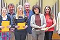 Preisverleihung des Musikwettbewerbs des Musikforums Schweinfurt: (vorne, von links) Lotte Nuria Adler (dritter Preis, Publikums- und Sonderpreis), Kristina Lisner (zweiter Preis und Sonderpreis) und Svetlana Musafina (dritter Preis) mit der Jury, (hinten) Gertrud Weyhofen, Thomas Kerzel, Gerhard Vogt (Musikforum Schweinfurt), Natalia Marashova und Dieter Kirsch (Vorsitz).