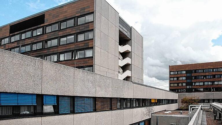 In die Jahre gekommen: Sie ist ein Denkmal, auch wenn man das auf den ersten Blick nicht erkennt. Die Kopfklinik der Universität wurde zwischen 1964 und 1973 erbaut. In die Jahre gekommen: Sie ist ein Denkmal, auch wenn man das auf den ersten Blick nicht erkennt. Die Kopfklinik der Universität wurde zwischen 1964 und 1973 erbaut.