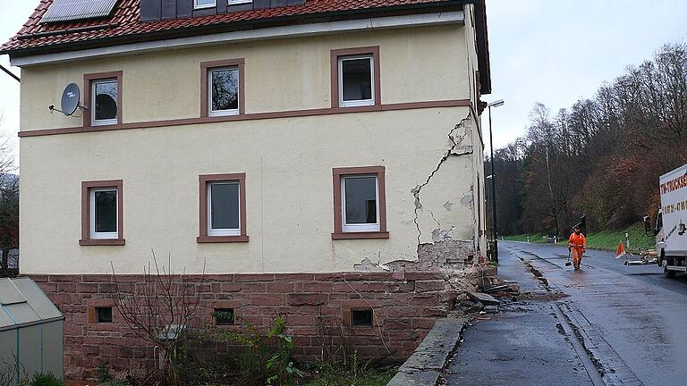 Einsturzgefahr besteht nach dem Anprall eines Lastwagens für dieses frische renovierte Haus in der Ortsdurchfahrt von Obersinn (Lkr. Main-Spessart).