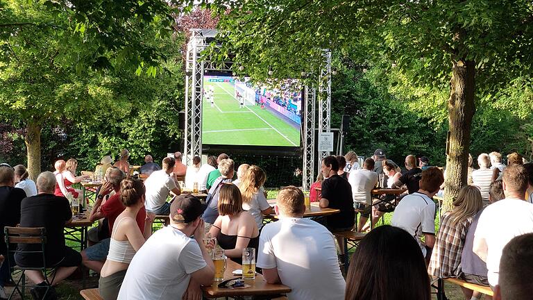 EM-Spiel Deutschland-England – gemeinsames Schauen im Freien. Gibt's in England auch, heißt dann aber nicht 'Public Viewing'. EM-Spiel Deutschland-England – gemeinsames Schauen im Freien. Gibt's in England auch, heißt dann aber nicht 'Public Viewing'.