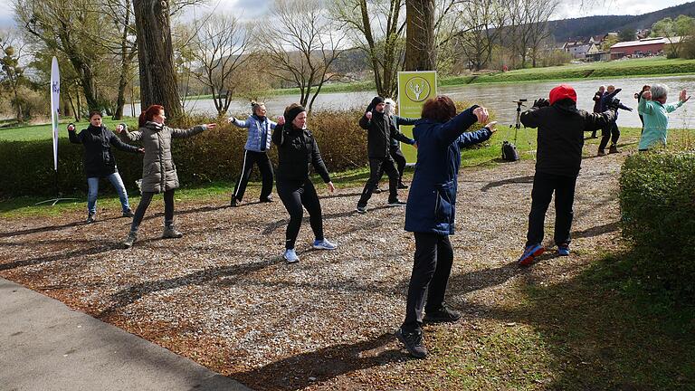 Der erste gesponserte Tai-Chi-Kurs neben der Kneippanlage in Sackenbach lockte kürzlich viele Interessierte an.