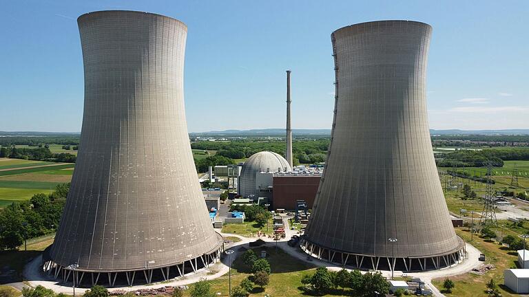 Sie sind die Wahrzeichen der Region, die beiden Kühltürme des Kernkraftwerks Grafenrheinfeld. Im Spätsommer 2024 werden sie gesprengt.