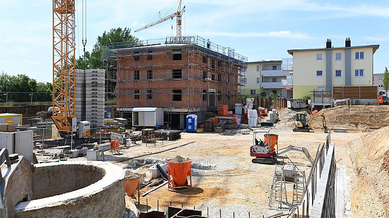 Symbolfoto Bauen und Wohnen / .jpeg       -  Den Wohungsbau hat eine schwere Krise erfasst. Im laufenden Jahr werden wohl nur halb so viele Wohnungen gebaut, wie von der Regierung angepeilt.