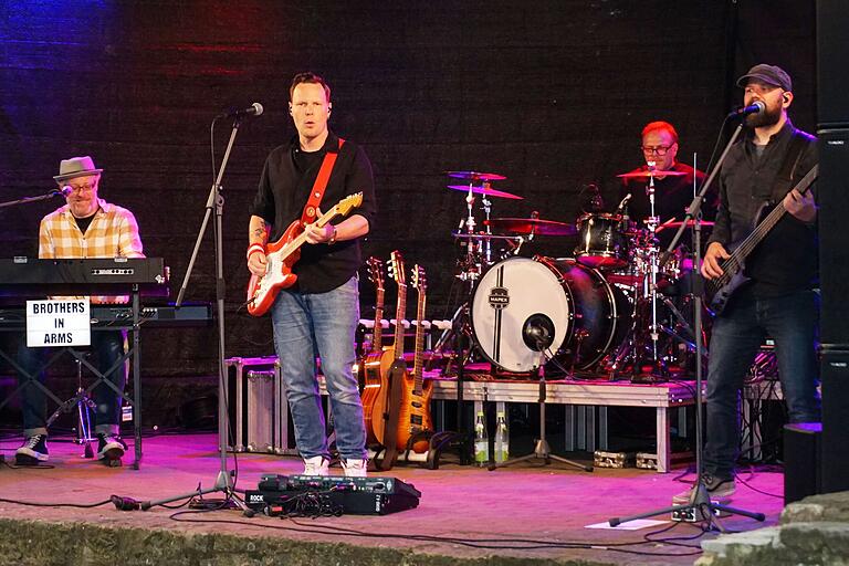 Am Freitagabend war die Dire Straits Tribute-Band 'Brothers in Arms' im Rahmen des Gerolzhöfer Summer Opening im Spitalgarten in Gerolzhofen zu Gast. Das Publikum war begeistert. Am Freitagabend war die Dire Straits Tribute-Band 'Brothers in Arms' im Rahmen des Gerolzhöfer Summer Opening im Spitalgarten in Gerolzhofen zu Gast. Das Publikum war begeistert.
