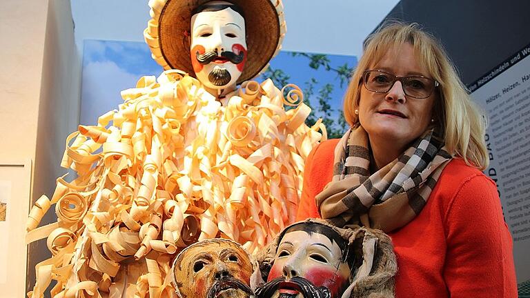 Astrid Hedrich-Scherpf mit zwei der Rhöner Masken, die sie jüngst für die Sammlung des Landkreises erworben hat.