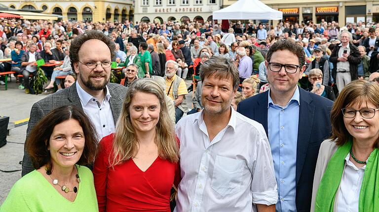 Vor dem vollen Marktplatz: Robert Habeck mit (von links) den Grünen-Landtagsabgeordneten Kerstin Celina und Patrick Friedl, Europakandidatin Henrike Hahn sowie den Würzburger Grünen, Martin Heilig (Stadt) und Karen Heußner (Land).