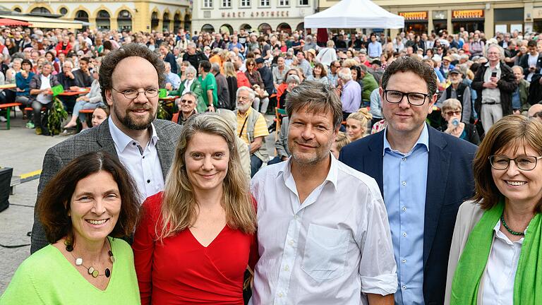 Auf dem vollen Würzburger Marktplatz: Robert Habeck mit Grünen-Politikern vor 2000 Anhängern und Schaulustigen. Der Unterschied ist wichtig. Schaulustige wurde von Lesern als entwürdigend empfunden.