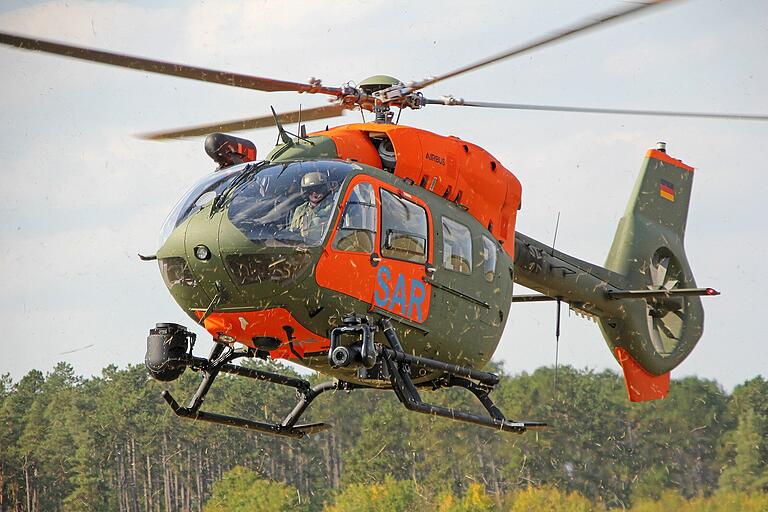 Beim Landeanflug wirbelt der SAR-Hubschrauber aus Niederstetten Gras und Staub auf.  Die nagelneue Maschine vom Typ H145 der Firma Airbus  ist hochmodern ausgerüstet und nachtflugtauglich. Sie war auch bei diesem Einsatz vor Ort.