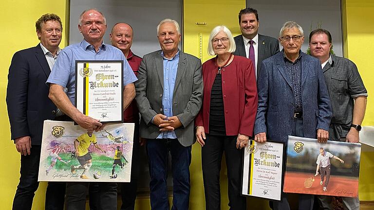 Die neuen Ehrenmitglieder im TSV Rottenbauer präsentierte der TSV-Vorstand auf der Bühne. Im Bild (von links): Rainer Dehmer, Gottfried Fuchs, Jürgen Nicklaus, Wolfgang Scheyer, Cäcilie Wagner, Matthias Purucker, Karl Wagner und Matthias Schneider.