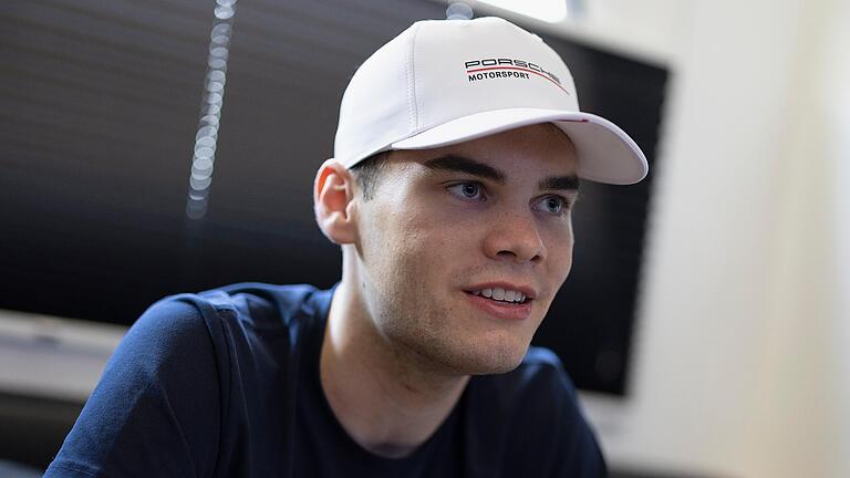 Laurin Heinrich vor dem freien Training am Norisring im Gespräch mit dieser Redaktion, das im Trailer seines Teams stattfand, in den er sich in den raren und oft nur kurzen Pausen an einem Rennwochenende zurückziehen kann. Der 21-Jährige aus Kürnach fährt als Porsche-Vertragsfahrer sein erstes Jahr in der DTM. Laurin Heinrich vor dem freien Training am Norisring im Gespräch mit dieser Redaktion, das im Trailer seines Teams stattfand, in den er sich in den raren und oft nur kurzen Pausen an einem Rennwochenende zurückziehen kann. Der 21-Jährige aus Kürnach fährt als Porsche-Vertragsfahrer sein erstes Jahr in der DTM.