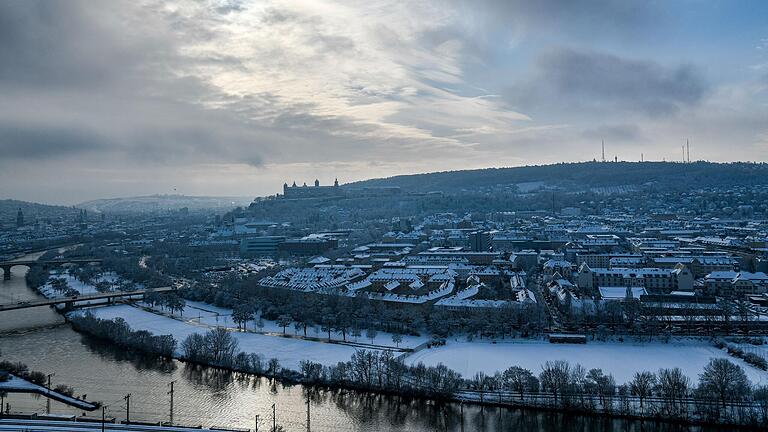 Von der Steinburg in Würzburg hat man einen guten Blick auf die Puder bedeckte Stadt. (Archivfoto)