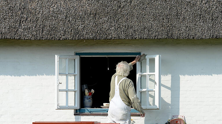 Sonniger Arbeitsplatz.jpeg       -  Endlich Frühling: Jetzt ist die Zeit für Ausbesserungen am Haus gekommen, um die Spuren des Winters zu beseitigen.