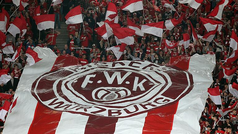 Die Kickers-Fans sorgten für einen vollen Block und herausragende Stimmung in der Hannoverschen Heinz-von-Heiden-Arena.