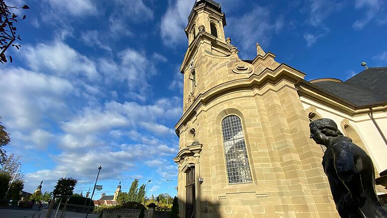 Eher streng scheint Balthasar Neumann an der Etwashäuser Kreuzkapelle vorbeizublicken Richtung Alte Mainbrücke, die in die Kitzinger Altstadt führt. Eher streng scheint Balthasar Neumann an der Etwashäuser Kreuzkapelle vorbeizublicken Richtung Alte Mainbrücke, die in die Kitzinger Altstadt führt.