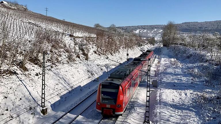 Zug der Frankenbahn in Winterlandschaft bei Gerlachsheim: Die beiden Landräte Dr. Achim Brötel und Christoph Schauder rufen dazu auf, das Angebot zu nutzen, damit aus dem Probebetrieb des Stundentakts ein Dauerangebot wird. Zug der Frankenbahn in Winterlandschaft bei Gerlachsheim: Die beiden Landräte Dr. Achim Brötel und Christoph Schauder rufen dazu auf, das Angebot zu nutzen, damit aus dem Probebetrieb des Stundentakts ein Dauerangebot wird. 