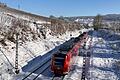 Zug der Frankenbahn in Winterlandschaft bei Gerlachsheim: Die beiden Landräte Dr. Achim Brötel und Christoph Schauder rufen dazu auf, das Angebot zu nutzen, damit aus dem Probebetrieb des Stundentakts ein Dauerangebot wird.&nbsp;