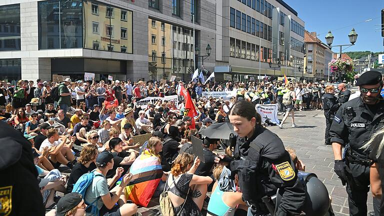 Mit Sprechchören und klaren Botschaften sei die Sitzblockade gegen die AfD in Würzburg vom Versammlungsrecht gedeckt gewesen, ist der Freistaat Bayern überzeugt.