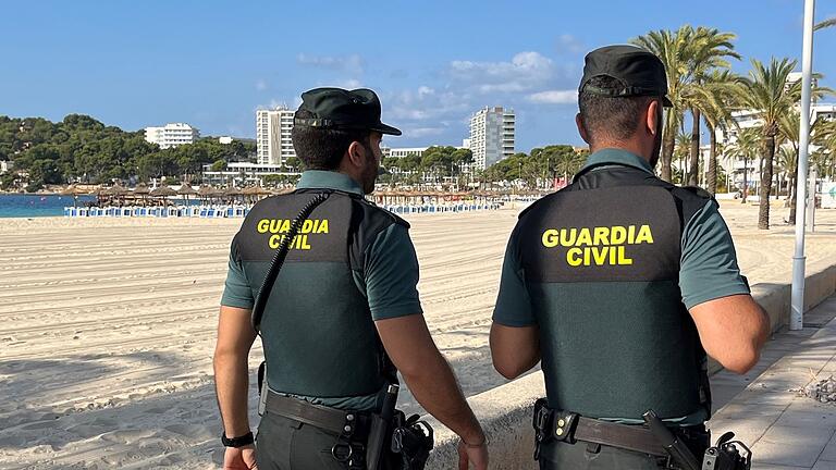 Beamte der Guardia Civil auf Mallorca       -  Die Polizei vermutet Hassangriffe. (Foto Archiv)