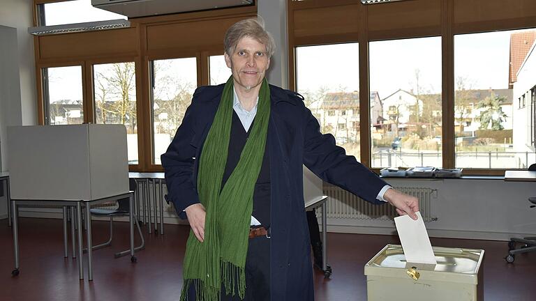 Der Direktkandidat der Grünen, Christian Ruser, bei der Stimmabgabe. Der Direktkandidat der Grünen, Christian Ruser, bei der Stimmabgabe.
