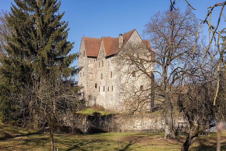 Blick auf Schloss Brennhausen. Auch wenn es nur von außen zu bewundern ist, versprüht es eine geheimnisvolle Atmosphäre und macht die Wanderung zu einem echten Erlebnis. Blick auf Schloss Brennhausen. Auch wenn es nur von außen zu bewundern ist, versprüht es eine geheimnisvolle Atmosphäre und macht die Wanderung zu einem echten Erlebnis.