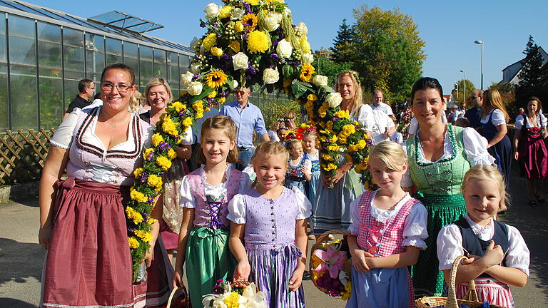 So viele Ausgräber, so hohe Temparaturen und so viele Schaulustige wie seit langem nicht mehr gab es beim Kirchweihumzug in Kitzingens Großer Gärtnervorstadt Etwashausen.