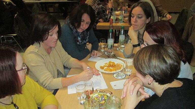 Ein Frauenteam aus Fuchsstadt denkt angestrengt über die Fragen nach. Foto: Winfried Ehling       -  Ein Frauenteam aus Fuchsstadt denkt angestrengt über die Fragen nach. Foto: Winfried Ehling