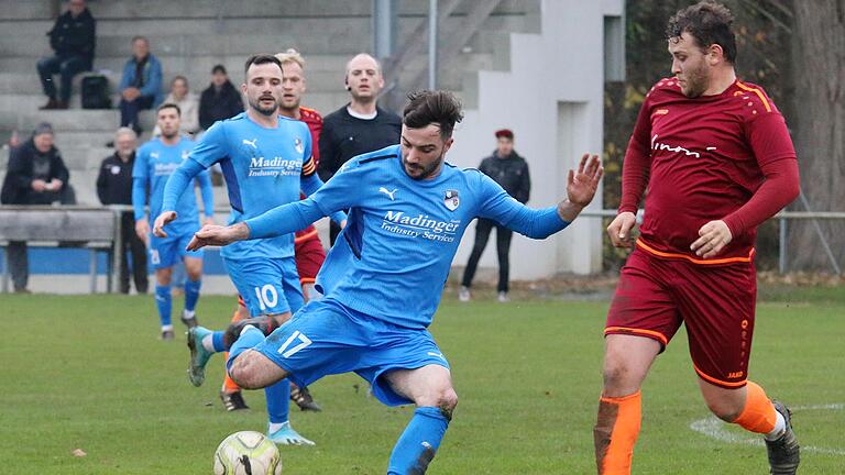 Unser Bild zeigt Steffen Schmidt (am Ball) und seinen Bruder Christoph (Nr. 10) im Landesliga-Spiel des SV Euerbach/Kützberg gegen Ebersdorf. Für den FC Fuchsstadt wären die Zwillinge aus Hammelburg eine willkommene Verstärkung. Foto: Steffen Krapf       -  Unser Bild zeigt Steffen Schmidt (am Ball) und seinen Bruder Christoph (Nr. 10) im Landesliga-Spiel des SV Euerbach/Kützberg gegen Ebersdorf. Für den FC Fuchsstadt wären die Zwillinge aus Hammelburg eine willkommene Verstärkung. Foto: Steffen Krapf