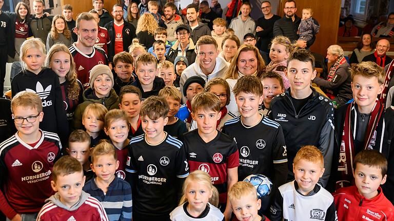 Viele Kinder in Club-Trikots waren am Samstag gekommen, um Torwart Jan Reichert (Mitte) zu treffen. Viele Kinder in Club-Trikots waren am Samstag gekommen, um Torwart Jan Reichert (Mitte) zu treffen.