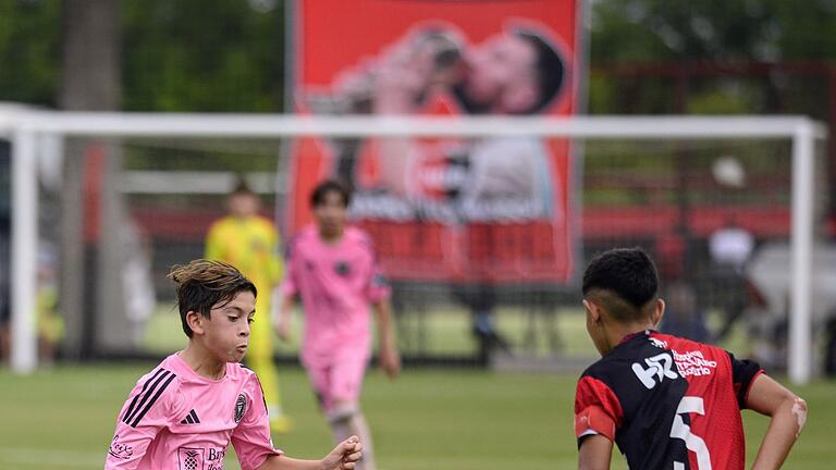 Messi Jr. spielt bei Fußballcup in Argentinien       -  Thiago Messi (l) spielte mit Inter Miami gegen den Jugenclub seines berühmten Vaters.