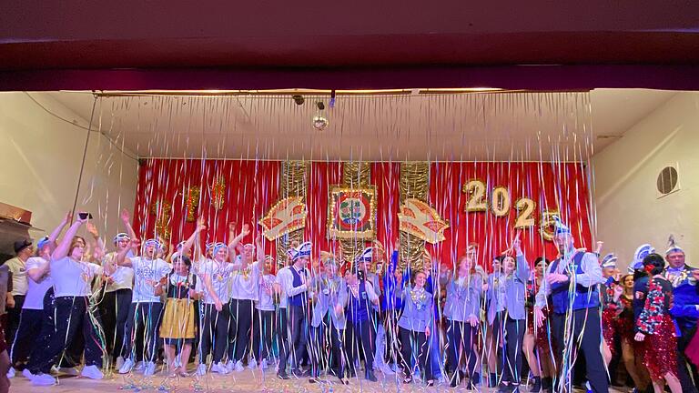 Ein Feuerwerk der Farben und Emotionen – Die Prunksitzung der Remlinger Faschingsgesellschaft 2025. Mit einer einzigartigen Mischung aus atemberaubendem Tanz, meisterhafter Akrobatik und ausgeklügelter Choreografie verzauberten die Akteure das Publikum. In humorvollen Büttenreden wurden die Sorgen und Freuden der Menschen mit spitzfindigem Witz und feinsinnigen Pointen aufgegriffen.