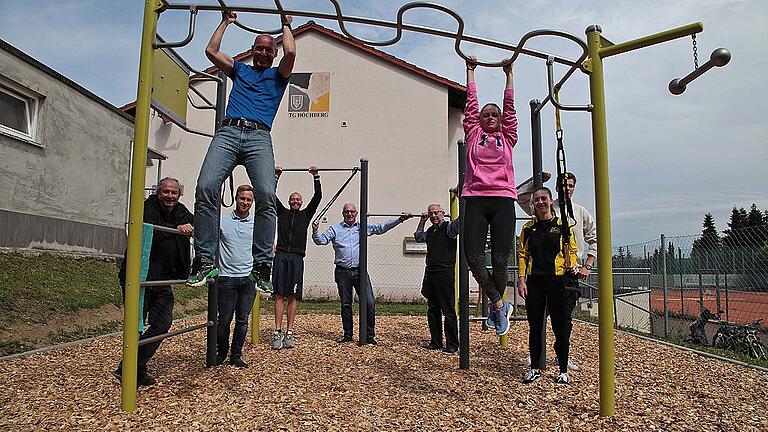 Eine so genannte &bdquo;Body Weight Station&rdquo; steht nach Errichtung durch den Markt Höchberg am Eingangsbereich zum Sportgelände der Turngemeinde Höchberg Jedermann zur sportlichen Betätigung zur Verfügung.