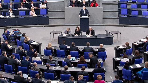 Bundestag       -  Der Bundestag hat 709 Abgeordnete, mehr als alle anderen westlichen Demokratien.