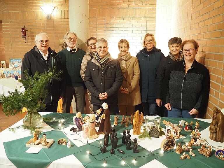 Das Gemeindeteam von St. Maximilian Kolbe lädt zur Krippenausstellung ein (von links): Diakon Josef Eberhorn, Manfred und Roswitha Glaser, Pfarrer Stephan Eschenbacher, Adelheid Saul, Gemeindeleiterin Barbara Hornung, Angelika Eberhorn und Antje Müller. Das Gemeindeteam von St. Maximilian Kolbe lädt zur Krippenausstellung ein (von links): Diakon Josef Eberhorn, Manfred und Roswitha Glaser, Pfarrer Stephan Eschenbacher, Adelheid Saul, Gemeindeleiterin Barbara Hornung, Angelika Eberhorn und Antje Müller.