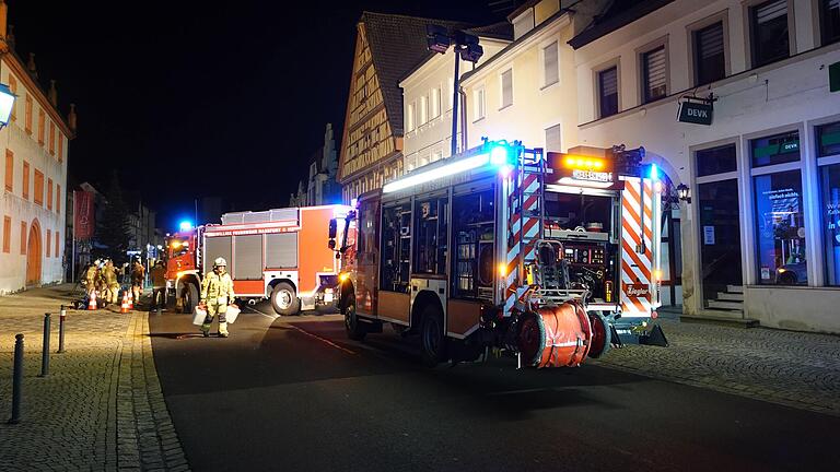 Auch in der Haßfurter Hauptstraße musste die Feuerwehr anrücken. Dort war ein Auto unter anderem mit einer Straßenlaterne kollidiert. Auch in der Haßfurter Hauptstraße musste die Feuerwehr anrücken. Dort war ein Auto unter anderem mit einer Straßenlaterne kollidiert.