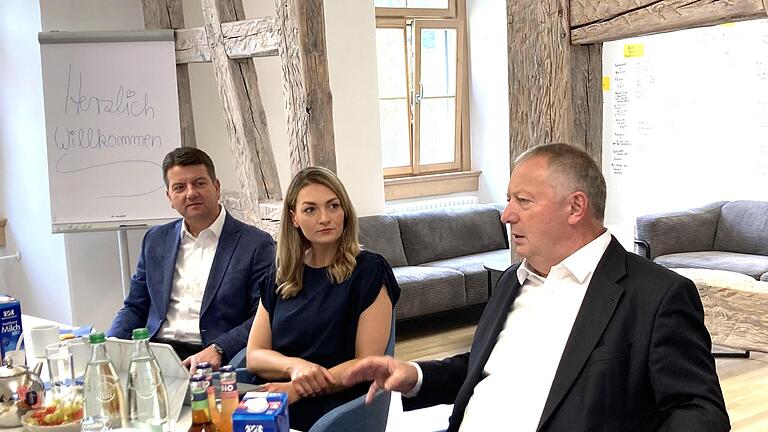 Im Gespräch: Landrat Thomas Bold (rechts) mit Bayerns Gesundheits- und Pflegeministerin Judith Gerlach und Innenstaatssekretär Sandro Kirchner. - Im Gespräch: Landrat Thomas Bold (rechts) mit Bayerns Gesundheits- und Pflegeministerin Judith Gerlach und Innenstaatssekretär Sandro Kirchner. Im Gespräch: Landrat Thomas Bold (rechts) mit Bayerns Gesundheits- und Pflegeministerin Judith Gerlach und Innenstaatssekretär Sandro Kirchner. - Im Gespräch: Landrat Thomas Bold (rechts) mit Bayerns Gesundheits- und Pflegeministerin Judith Gerlach und Innenstaatssekretär Sandro Kirchner.