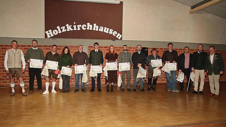 17 Bewerberinnen und Bewerber legten die Jägerprüfung ab. 17 Bewerberinnen und Bewerber legten die Jägerprüfung ab.