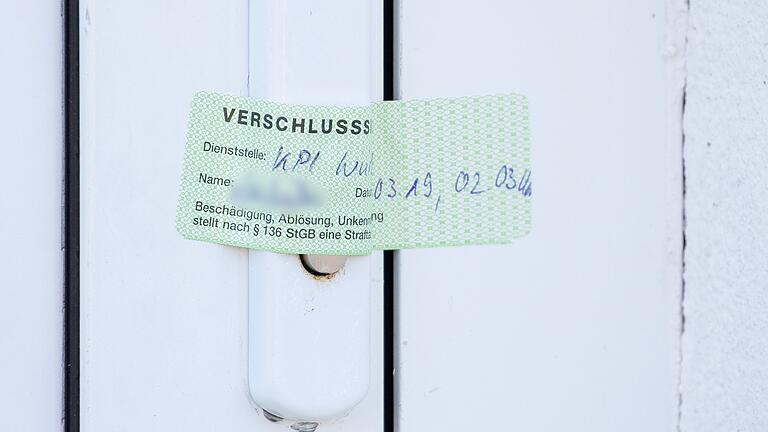 Ein Verschlusssiegel der Würzburger Polizei ist auf die Tür eines Wohnhauses geklebt, das zuvor wegen des Verdachts der Kinderpornografie durchsucht wurde.&nbsp;