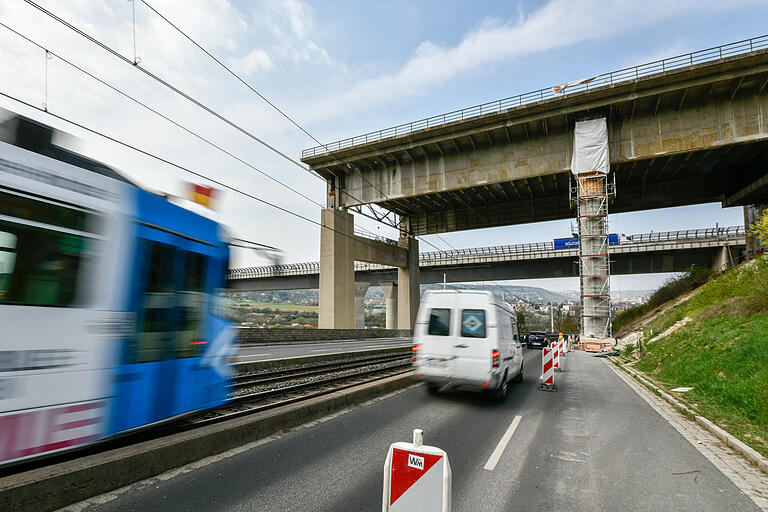 Ab Samstag ist die Heuchelhofstraße samt Straßenbahn und Fuß- und Radweg wegen des Brückenrückbaus an der A3 bis Sonntag, 28. April komplett gesperrt. Ab Samstag ist die Heuchelhofstraße samt Straßenbahn und Fuß- und Radweg wegen des Brückenrückbaus an der A3 bis Sonntag, 28. April komplett gesperrt.