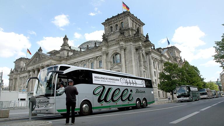 Reiseunternehmen machen mit Bussen in Berlin auf ihre missliche Situation aufmerksam und fordern finanzielle Unterstützung. Mit einem Hupkonzert fahren sie am Reichstagsgebäude vorbei. Unser Foto ist von einer Demonstration vom 27. Mai. Am Mittwoch, 17. Juni, ist eine zweite Demo geplant. Reiseunternehmen machen mit Bussen in Berlin auf ihre missliche Situation aufmerksam und fordern finanzielle Unterstützung. Mit einem Hupkonzert fahren sie am Reichstagsgebäude vorbei. Unser Foto ist von einer Demonstration vom 27. Mai. Am Mittwoch, 17. Juni, ist eine zweite Demo geplant.