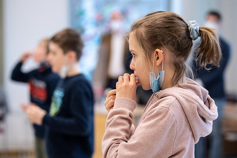 Die Schulöffnungen in Bayern sollen mit Corona-Selbsttests für alle Lehrer und Schüler abgesichert werden. Die Schulöffnungen in Bayern sollen mit Corona-Selbsttests für alle Lehrer und Schüler abgesichert werden.