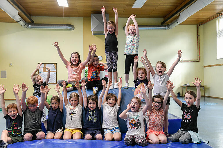 Endlich wieder Kinderturnen! Die Mädchen und Jungen freuen sich, dass sie wieder rennen, toben und springen dürfen.