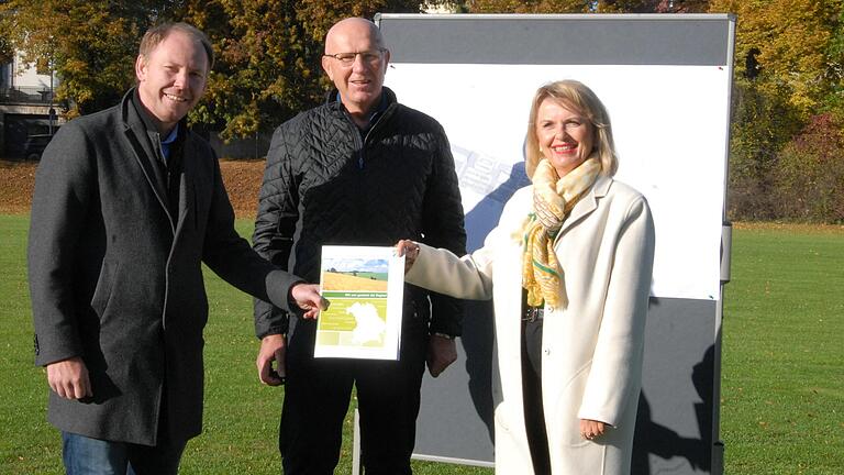 Wolfgang Fuchs (Mitte) von der Leader-Stelle übergab den Förderbescheid über eine Million Euro an Oberbürgermeister Stefan Güntner und Landrätin Tamara Bischof.