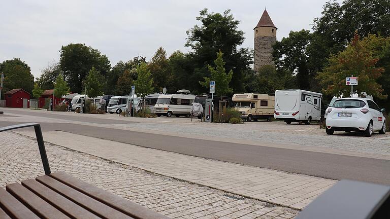 Der schicke neue Parkplatz am Einersheimer Tor: Hier treffen sich Wohnmobilisten und Autofahrer auf engem Raum.