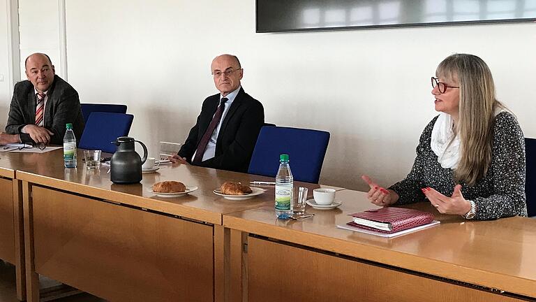 Pressegespräch im Landratsamt: Medcura-Geschäftsführer Bernd Josef Hirtreiter (links) und Landrat Wilhelm Schneider stellten Regina Steenbeek-Schacht als neue Chefin der Haßberg-Kliniken vor. Pressegespräch im Landratsamt: Medcura-Geschäftsführer Bernd Josef Hirtreiter (links) und Landrat Wilhelm Schneider stellten Regina Steenbeek-Schacht als neue Chefin der Haßberg-Kliniken vor.