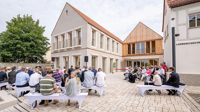 Offizielle Einweihung: Die Gemeinde Niederwerrn hat jetzt ihre 'Neue Mitte' - Bürgerhaus, Bürgercafé, Ladenmuseum und Energiescheune. Offizielle Einweihung: Die Gemeinde Niederwerrn hat jetzt ihre 'Neue Mitte' - Bürgerhaus, Bürgercafé, Ladenmuseum und Energiescheune. 
