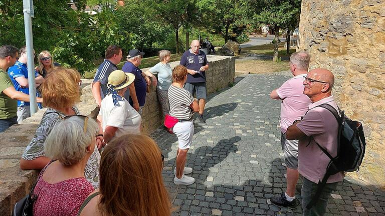 Wolfgang Stahl (Dritter von rechts) führte die Teilnehmer des Stadtrundgangs zu den historischen Sehenswürdigkeiten.&nbsp;