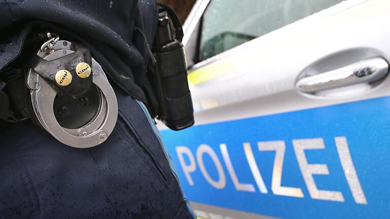 Polizei - Polizisten haben im Auto eines 32-Jährigen in Dettelbach (Landkreis Kitzingen) rund ein Kilogramm Kokain festgestellt. (Symbolbild) Polizei - Polizisten haben im Auto eines 32-Jährigen in Dettelbach (Landkreis Kitzingen) rund ein Kilogramm Kokain festgestellt. (Symbolbild)
